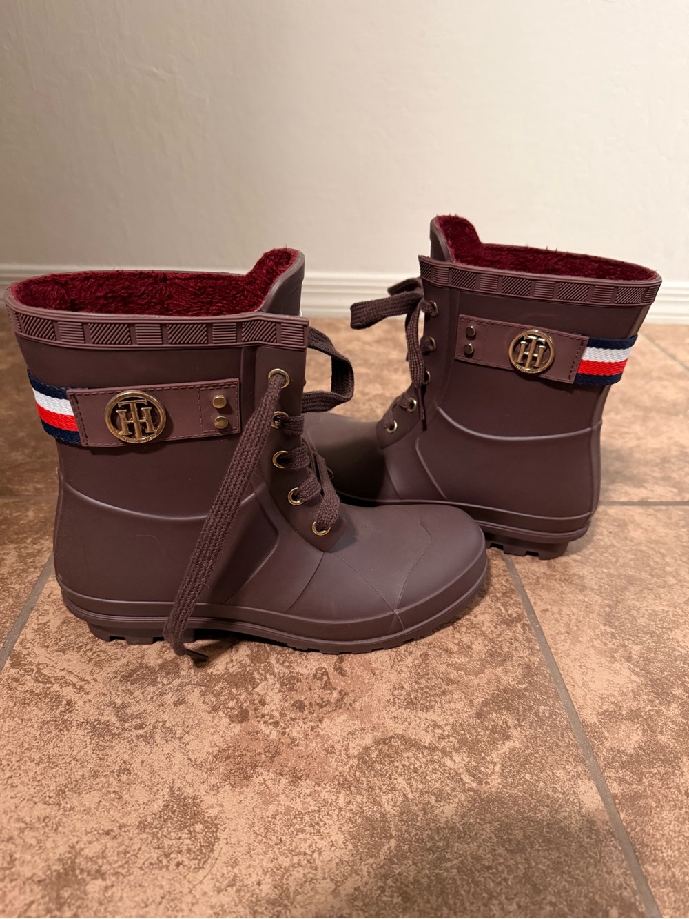Tommy Hilfiger Brown Lace-Up Snow Boots with Red Lining and Flag Detail
